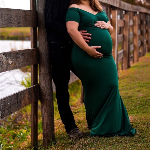 Green off shoulder maternity dress - Picture 4 of 10